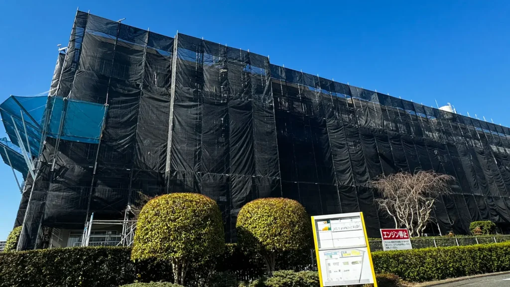 Overall view of a residential building surrounded by facade scaffolding, providing a clear reference for scaffold CAD planning and elevation drawing.