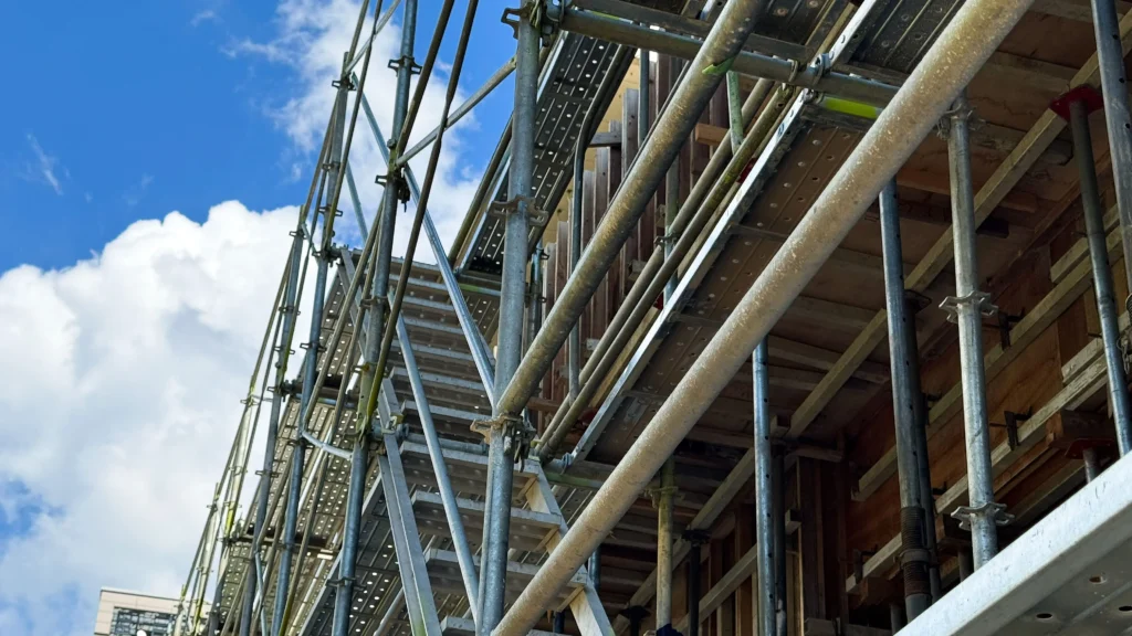 Real scaffold dimensions showing working platforms, inner and outer standards, bracing and clearance beside a building facade.