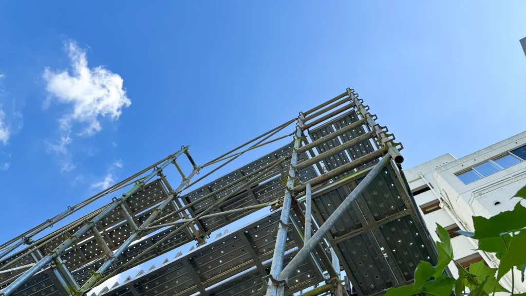 Low-angle view of scaffold dimensions showing vertical standards, working platforms and structural members in a three-dimensional layout.