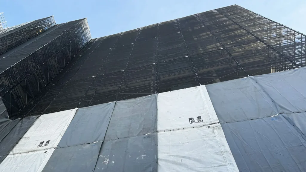 Two different types of scaffold sheeting installed on the same scaffold