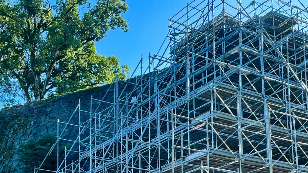 Three-dimensional scaffold layout with multiple levels, bays, bracing and access stairs