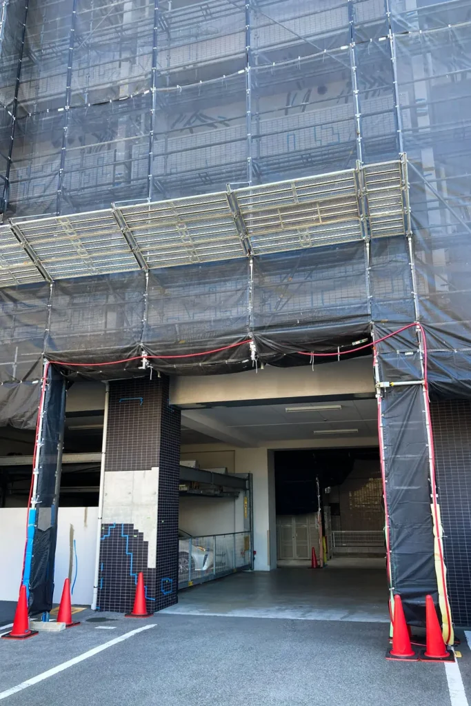 Scaffold around a large building access opening where the normal bracing layout is interrupted