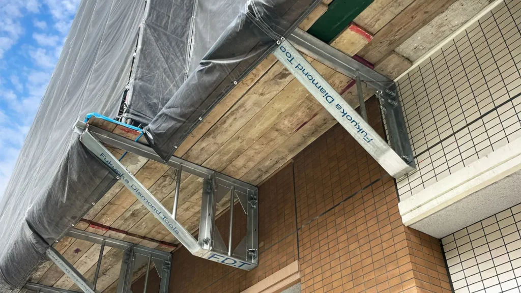 Scaffold brackets supporting a working platform around a building projection