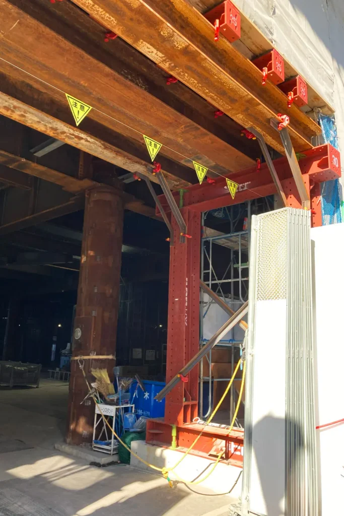 Scaffold bridging structure above a large opening with steel support members