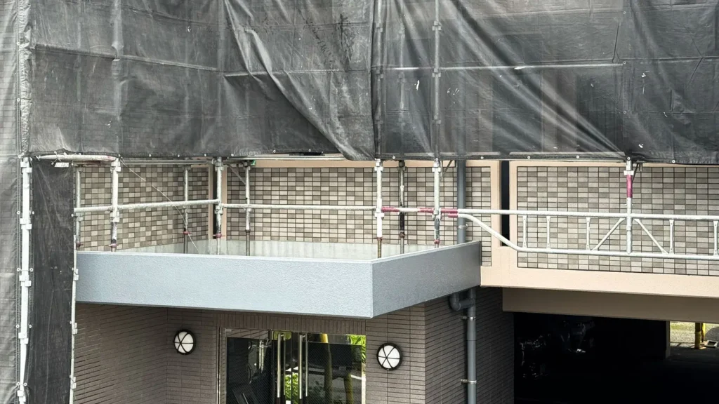 Scaffold arranged around a projecting building element at an existing site