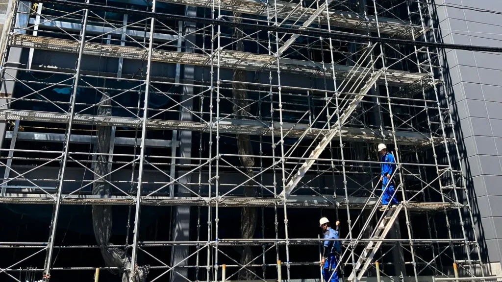 Scaffold component layout showing standards, ledgers, braces, platforms and stair access