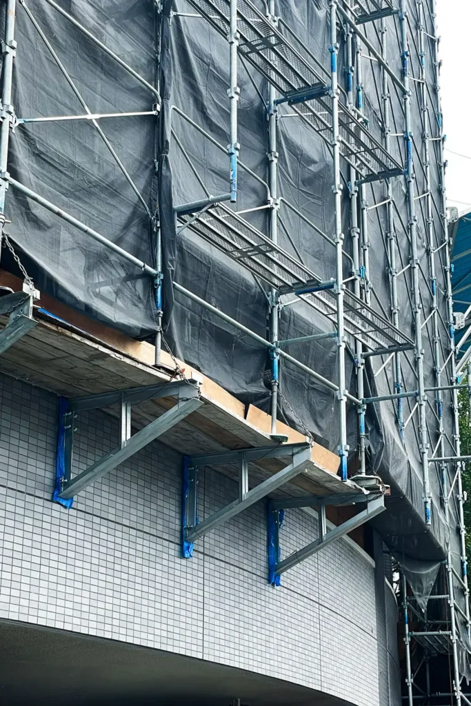 Scaffold layout around projecting building elements on an exterior renovation project