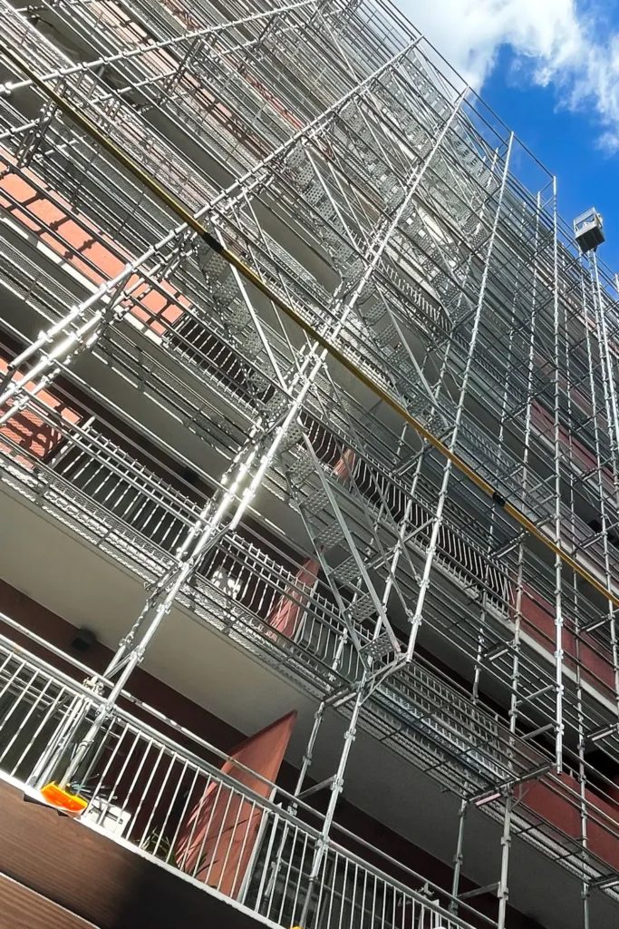 Scaffold layout around projecting balconies showing multi-level platform and façade relationships