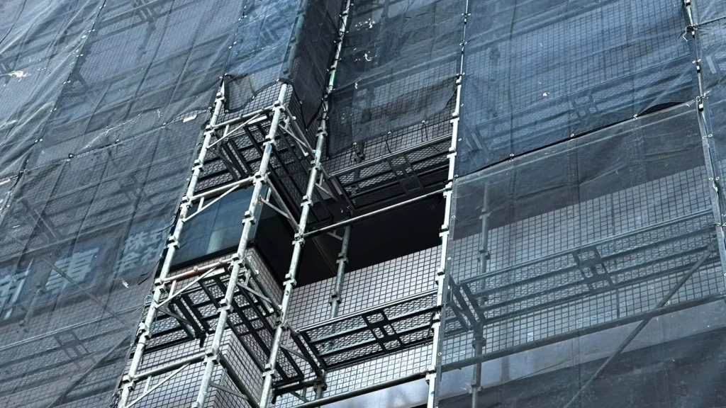Scaffold layout around a large building opening under protective sheeting