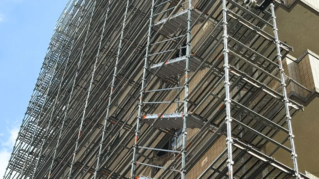 Multi-level scaffold showing standards, ledgers, working platforms and building geometry