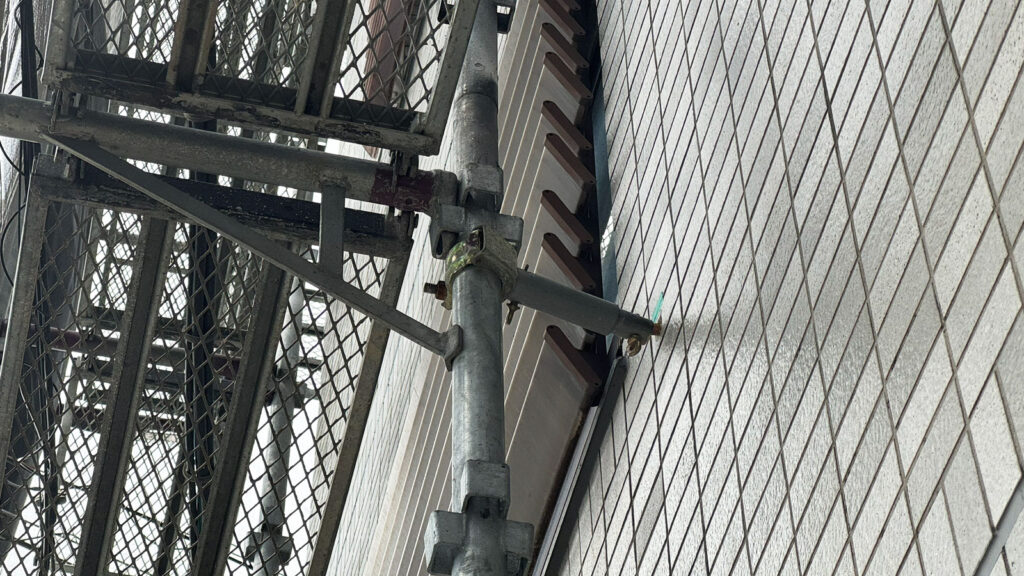 Scaffold tie connected between the scaffold and building façade