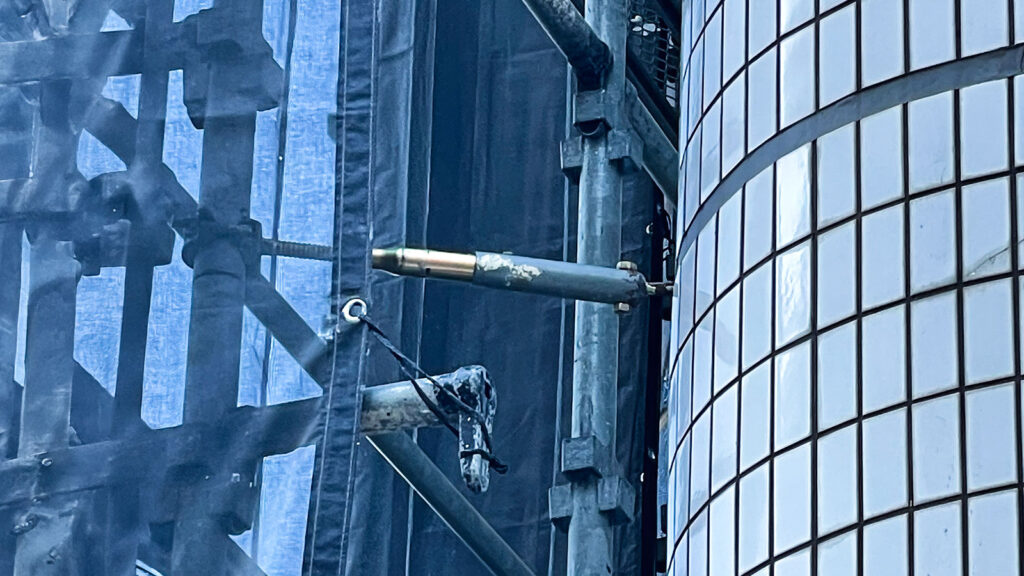 Scaffold tie fixing connected to a building façade