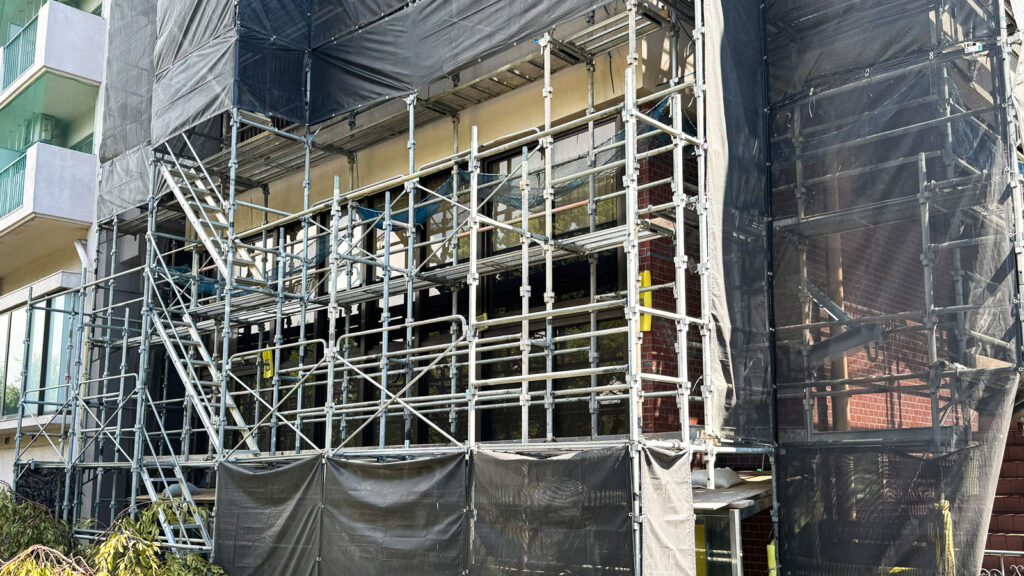 Scaffold with ties transferring loads to the building structure