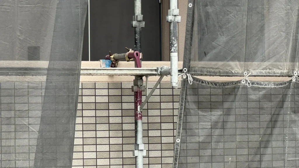 Scaffold tie installed near a building opening where the available fixing position affects the tie arrangement