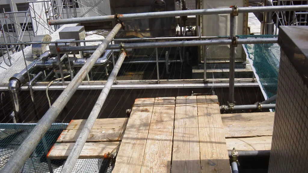 Scaffold working platform around an opening at a construction site