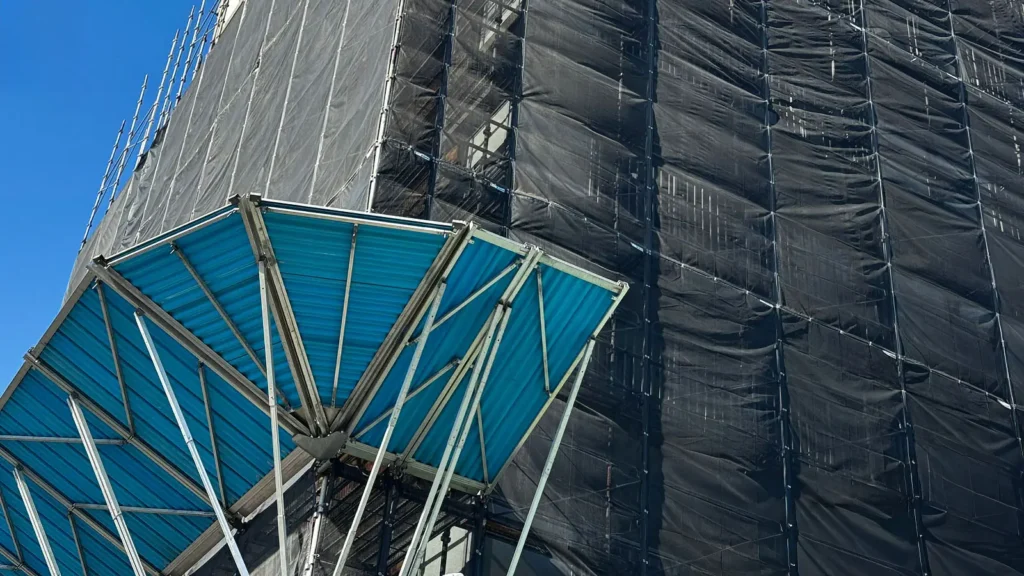 Large scaffold structure with protective sheeting for scaffolding BOM planning