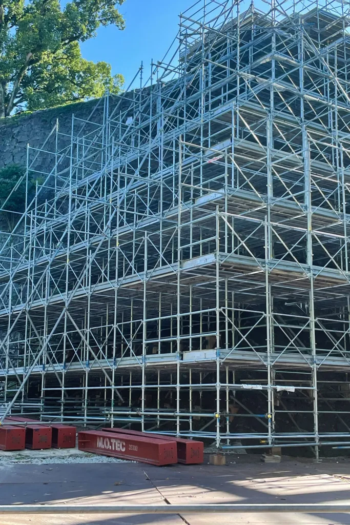 Scaffolding layout around a building corner with working platforms and diagonal bracing